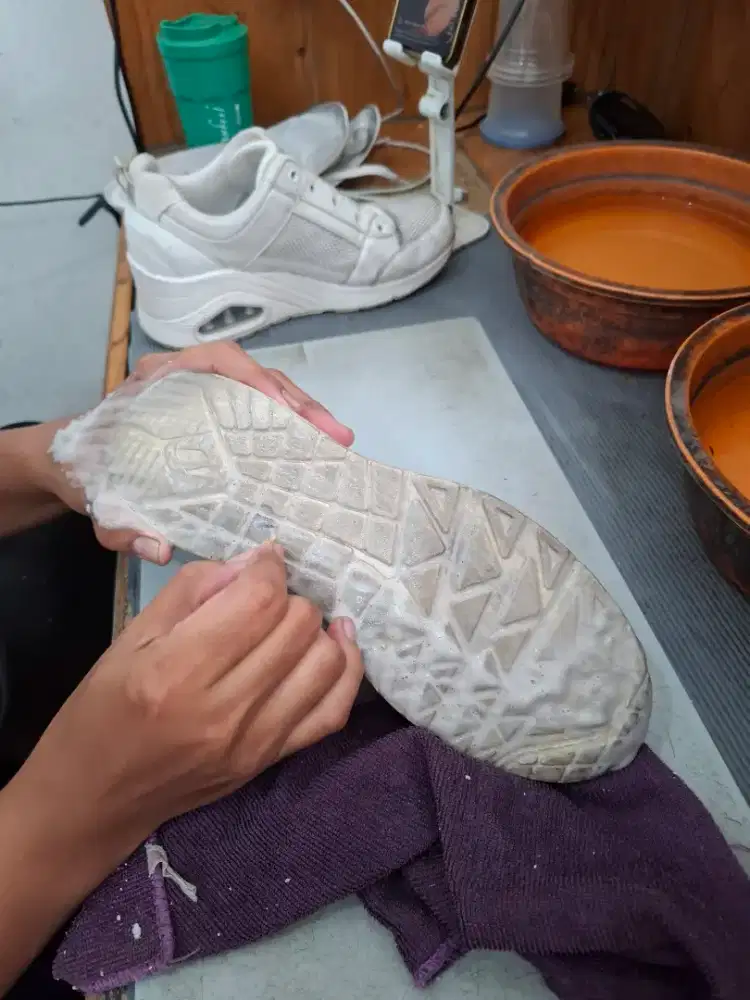 membersihkan sepatu dan tas.