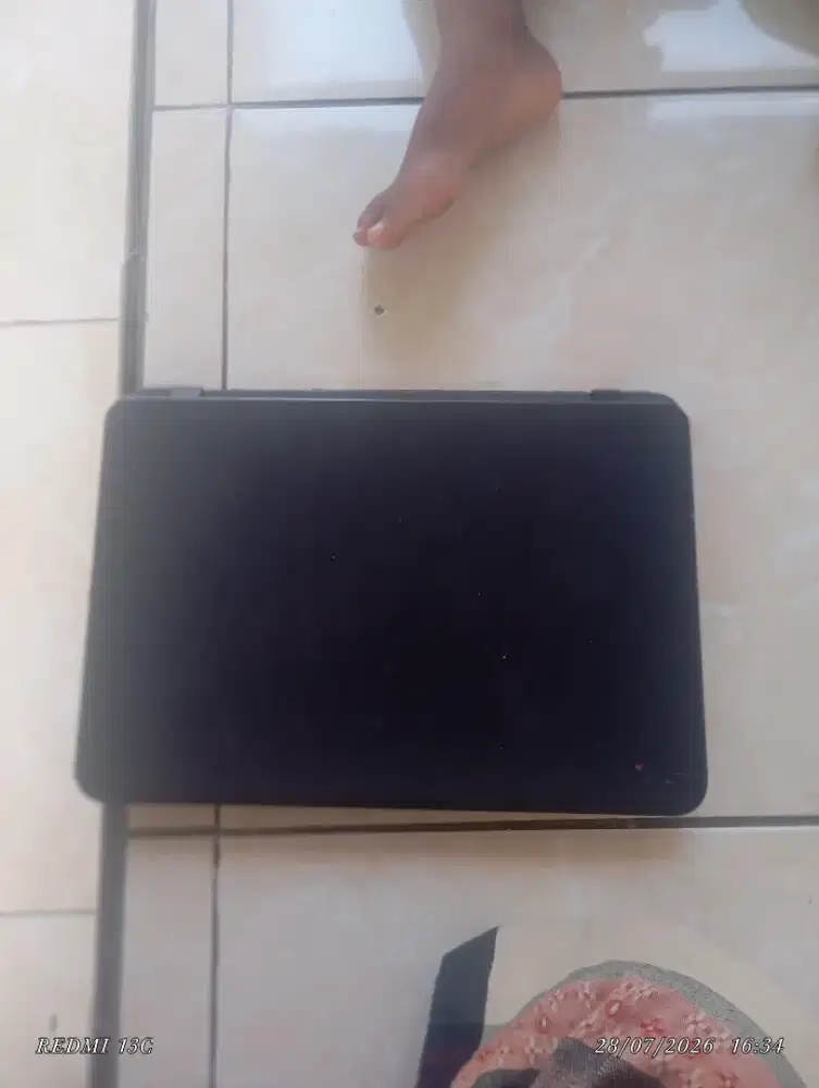 Acer Chromebook C731 lengkap dengan charger.