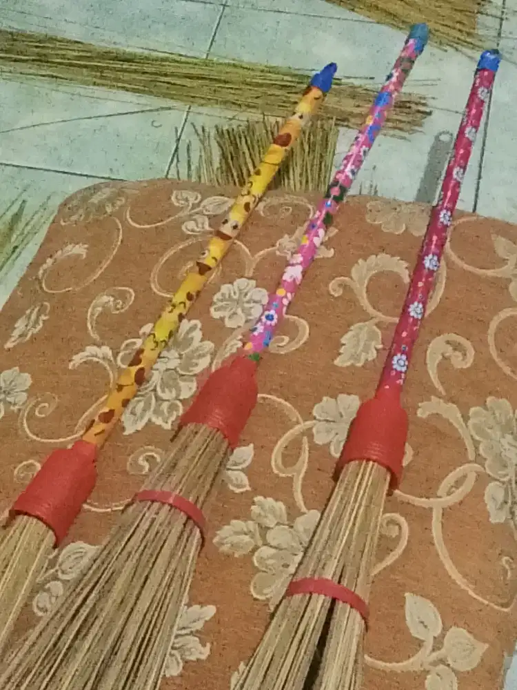 Sapu lidi halaman gagang kayu