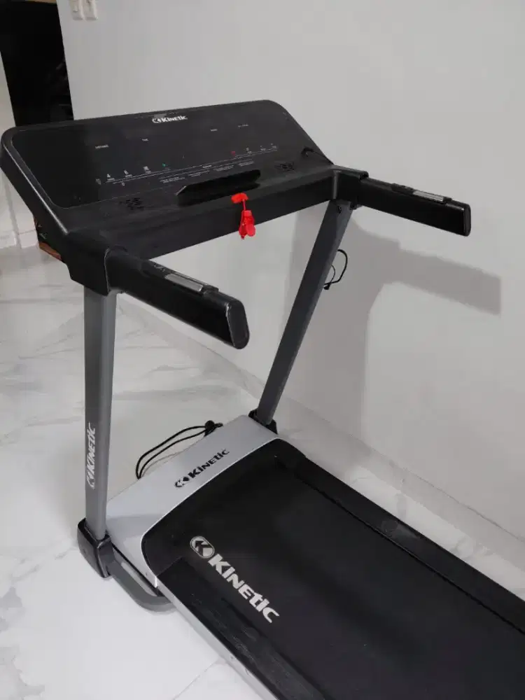 Treadmill Kinetic 12P Kondisi Sangat Baik