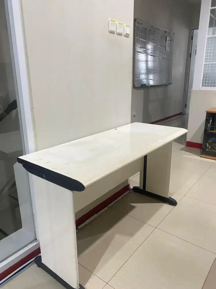 Meja kantor dan lemari Display