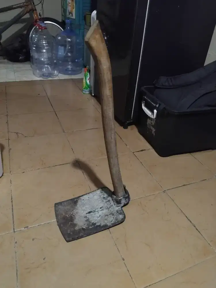 Cangkul bekas pakai