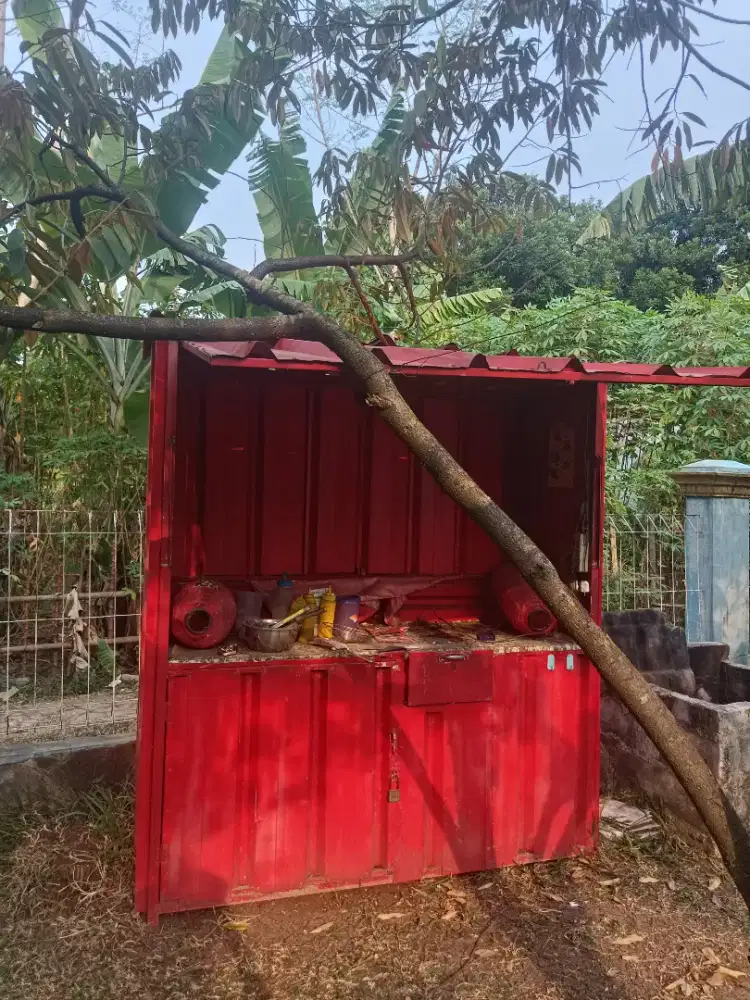 Semi kontainer merah
