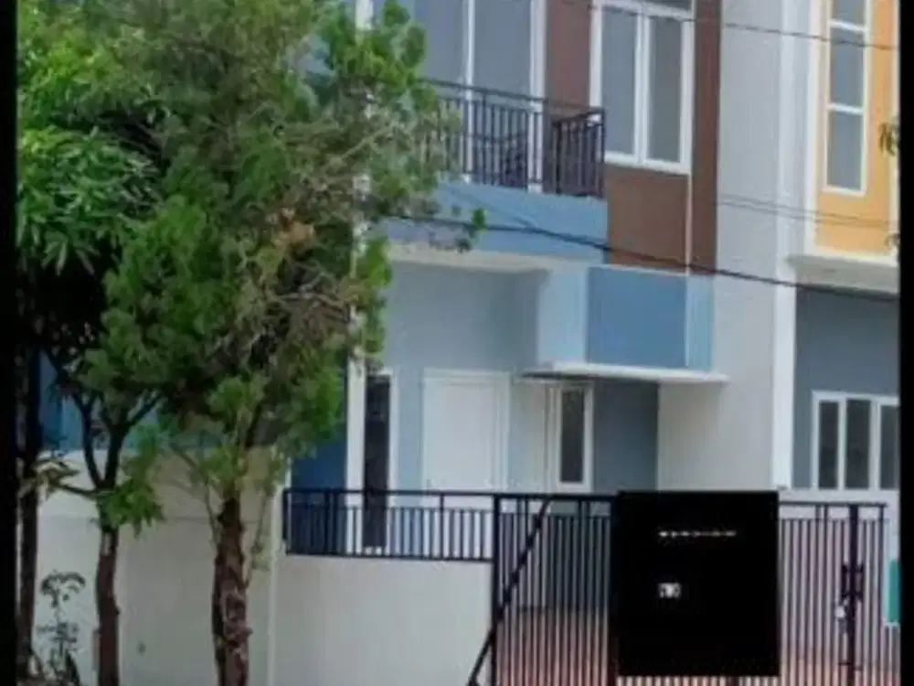 Rumah Murah dan Baru 2 Lantai di Kelapa Gading.SHM .Taman depan Rumah