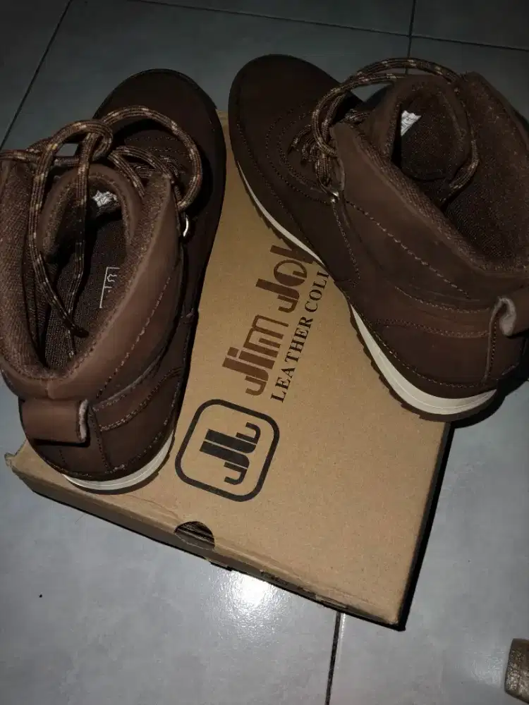 Sepatu Jim Joker