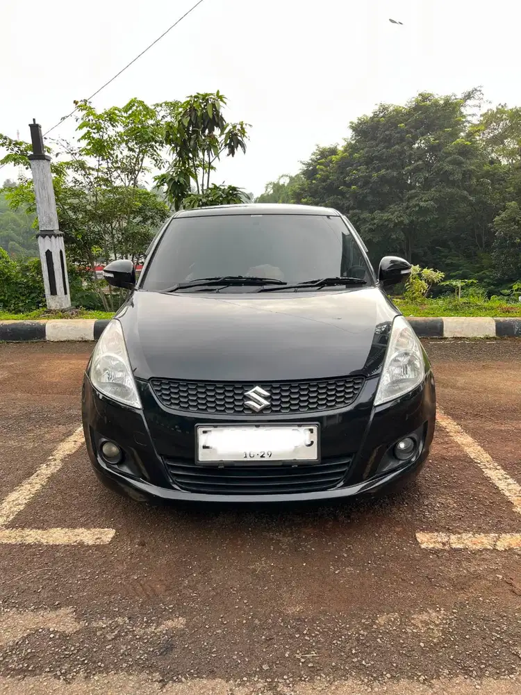 Mobil Swift Hitam