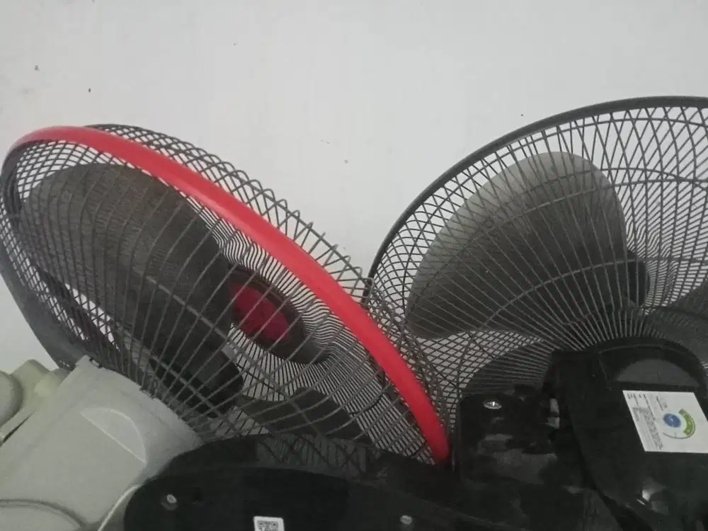 Jual 2 unit kipas angin tembok masih normal