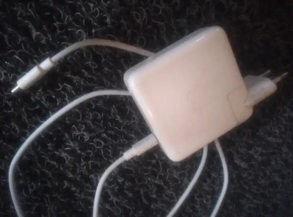 Charger apple 60w type c untuk cas hp typ c.