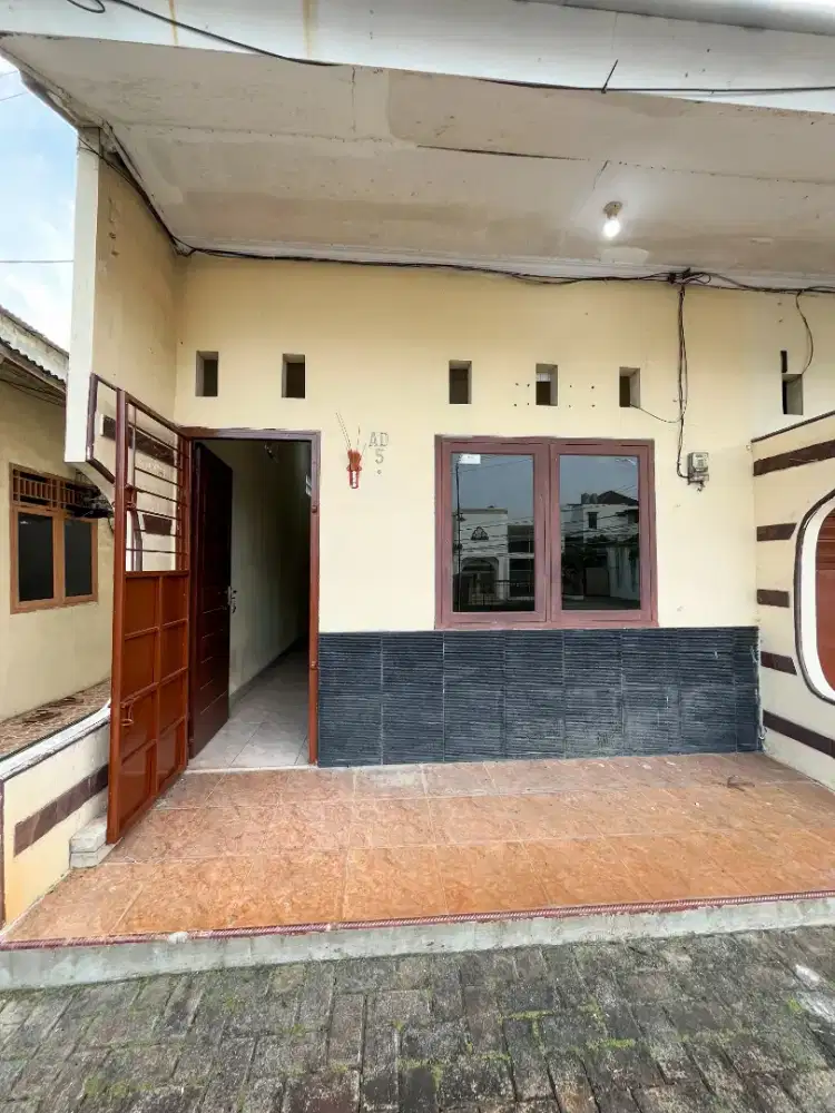 Dikontrakan rumah 2 kt pinggir jalan 7.5jt per6bln