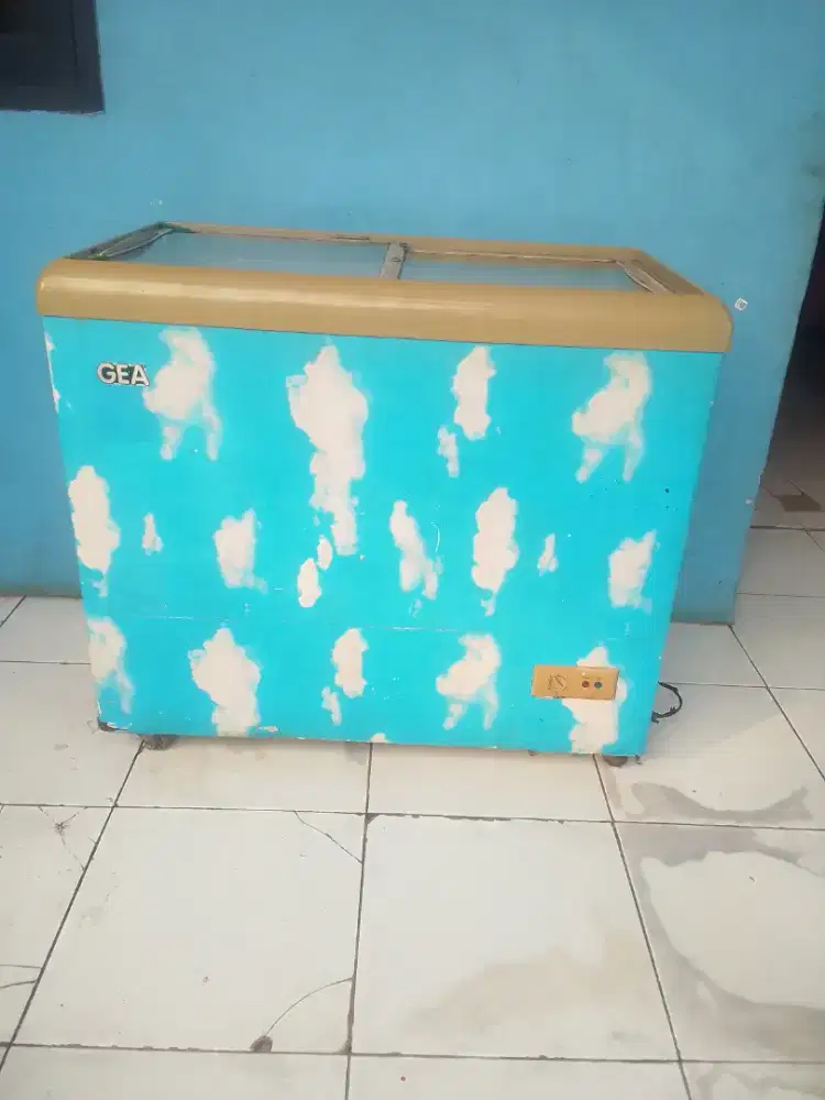 Frizeer kondisi normal gda minus merek tertera di foto