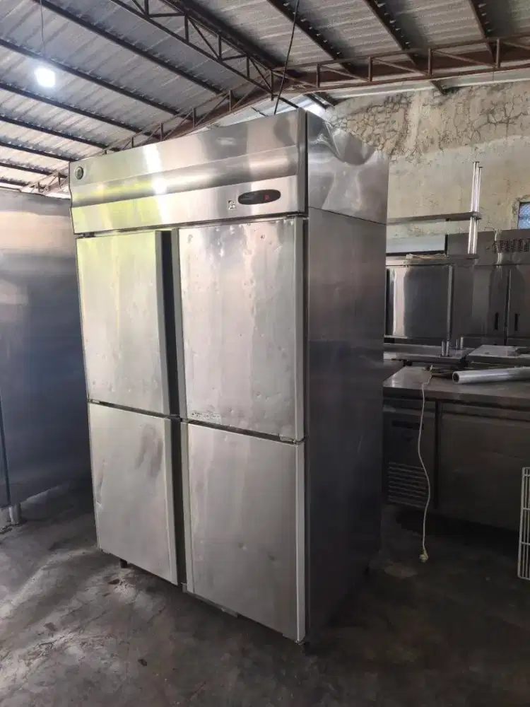 Upright chiller 4 pintu 

Merk HOSHIZAKI Kapasitas 1100 L

Harga 7,8jt
