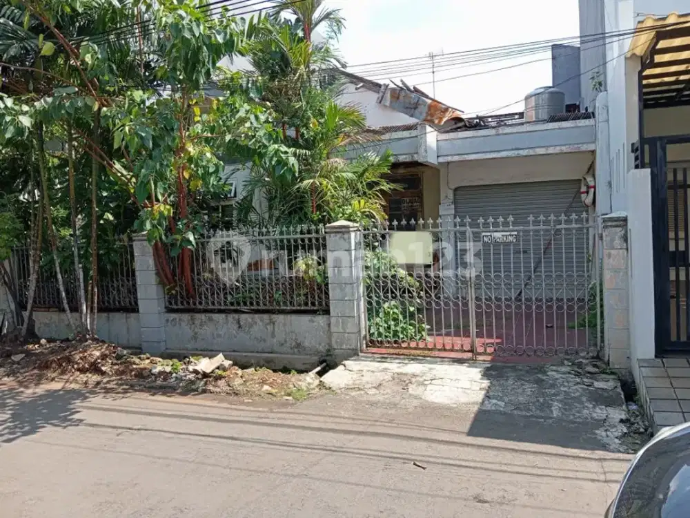 Dijual rumah tua hitung Tanah jalan 3 mobil ,Deket mall di kelapa Gading
