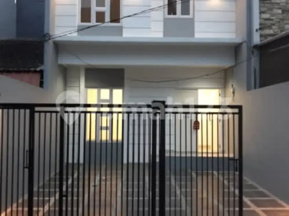 Jual Cepat ....Rumah Baru...100% Brand New.....3 Lantai ....Deket Bulevar Raya di Janur Kuning Kelapa Gading
