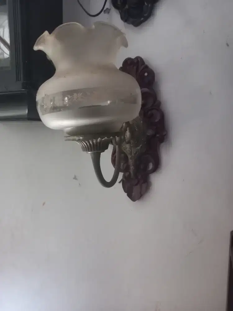 Lampu Antik di dinding
