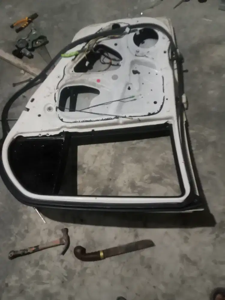 Pintu kanan belakang  bekas mobil yaris THN 2012