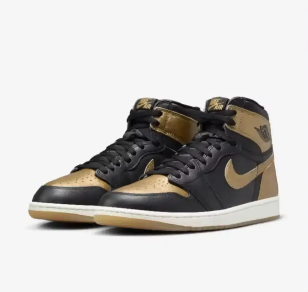 Nike Air Jordan One Retro High OG dalam colorway Black Metallic Gold