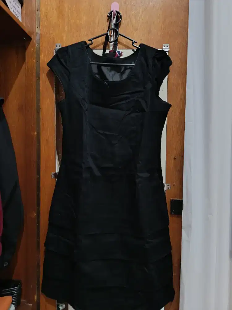 Dress hitam selutut elegan