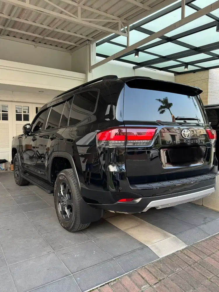 Land cruiser nik 2023 black on black (plat ganjil)