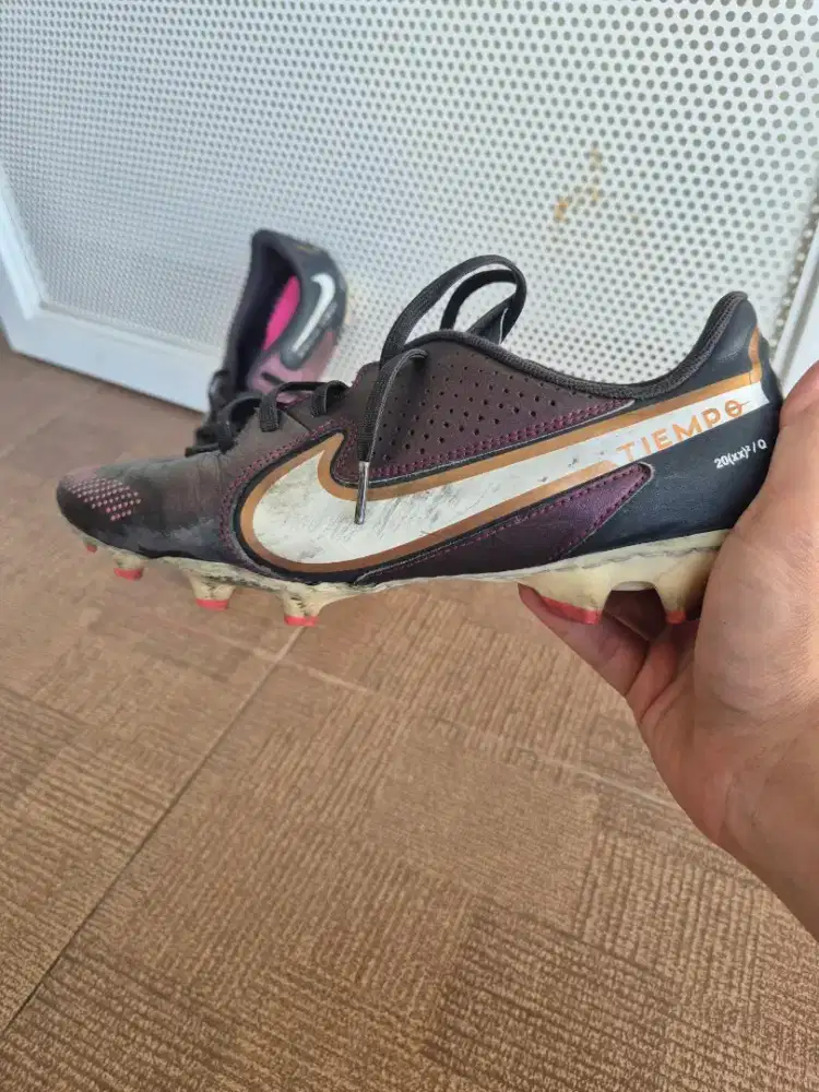 Sepatu bola Nike tiempo legend 9