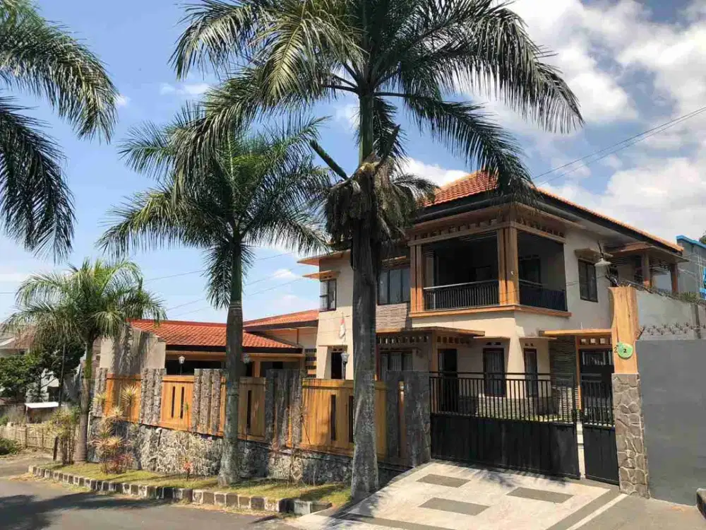 villa cakep di songgokerto dekat semua wisata favorit di batu, carport muat 6 mobil. bonus furniture