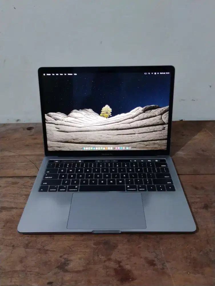 Macbook Pro 13 Inch 2017 i5 16gb/256gb Touchbar