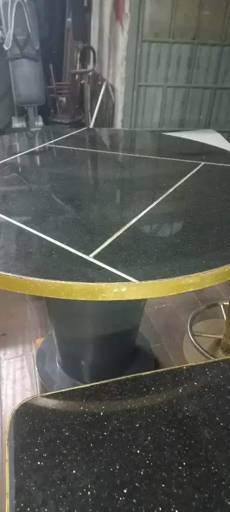 Meja marmer dan kursi