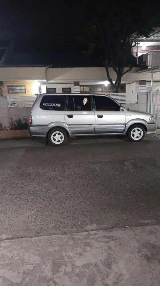 Dijual mobil kijang krista 2002