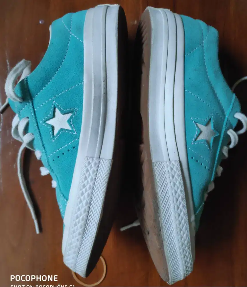 Sepatu type Blue Chill atau University Blue merk Converse One Star