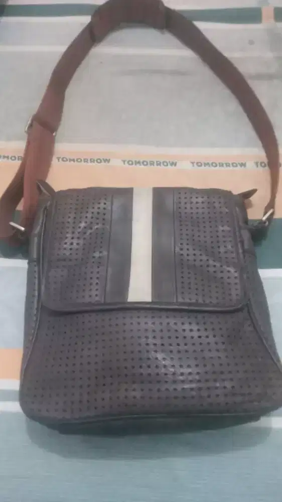Jual tas slempang pria kulit merk Bally Original.