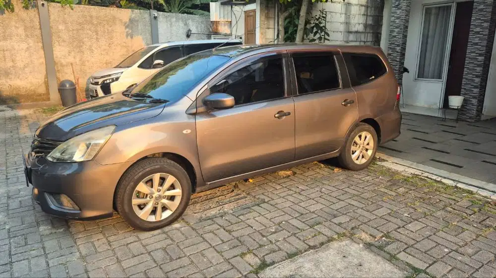 Grand Livina L11 SV AT 2014, warna Grey, Tangan pertama