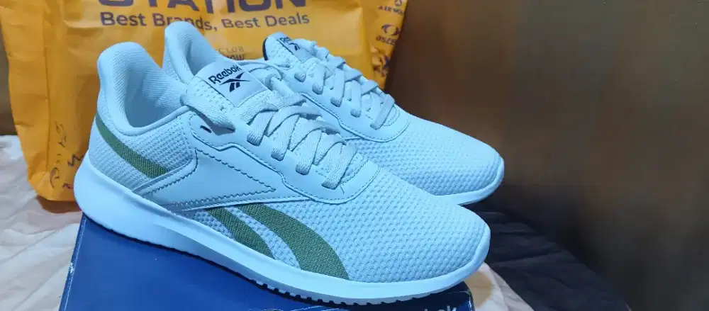 Sepatu Reebok lite 4