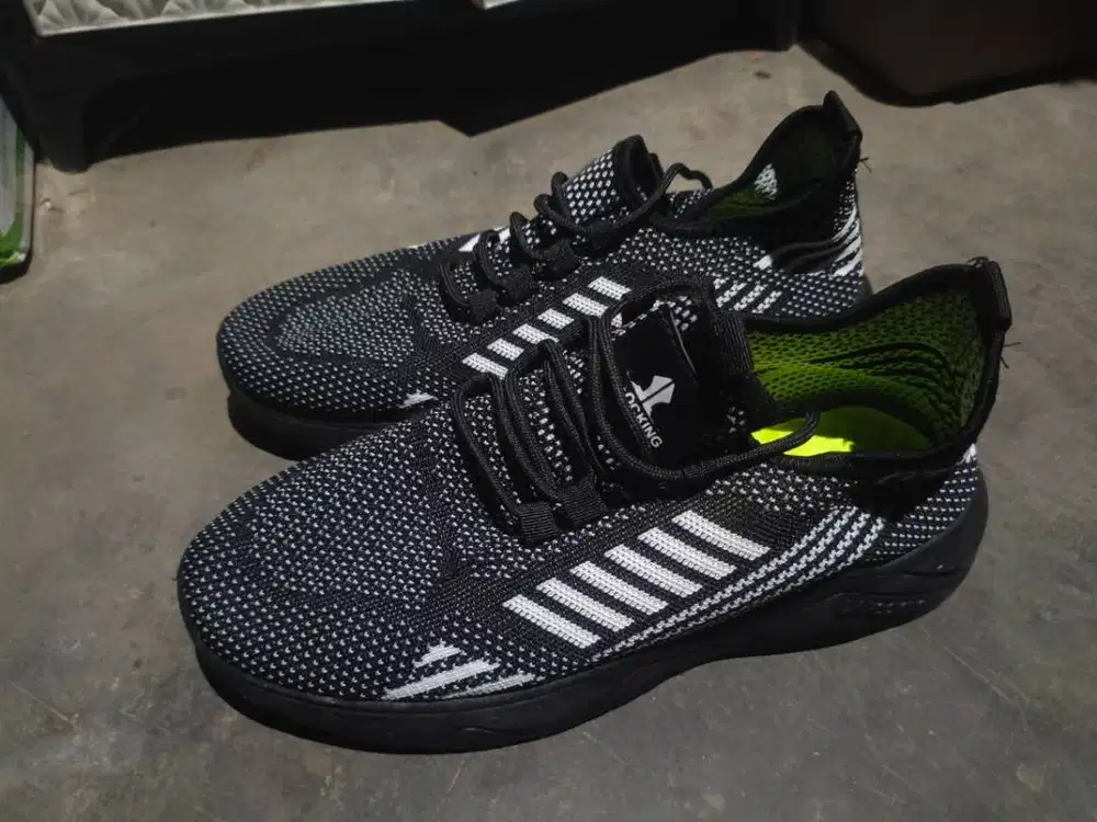 Jual Sepatu Running Gym Larocking - Owen Hitam Polos Abu Tua  SPESIFIK