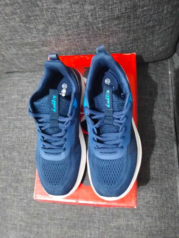 Sepatu diadora warna navy