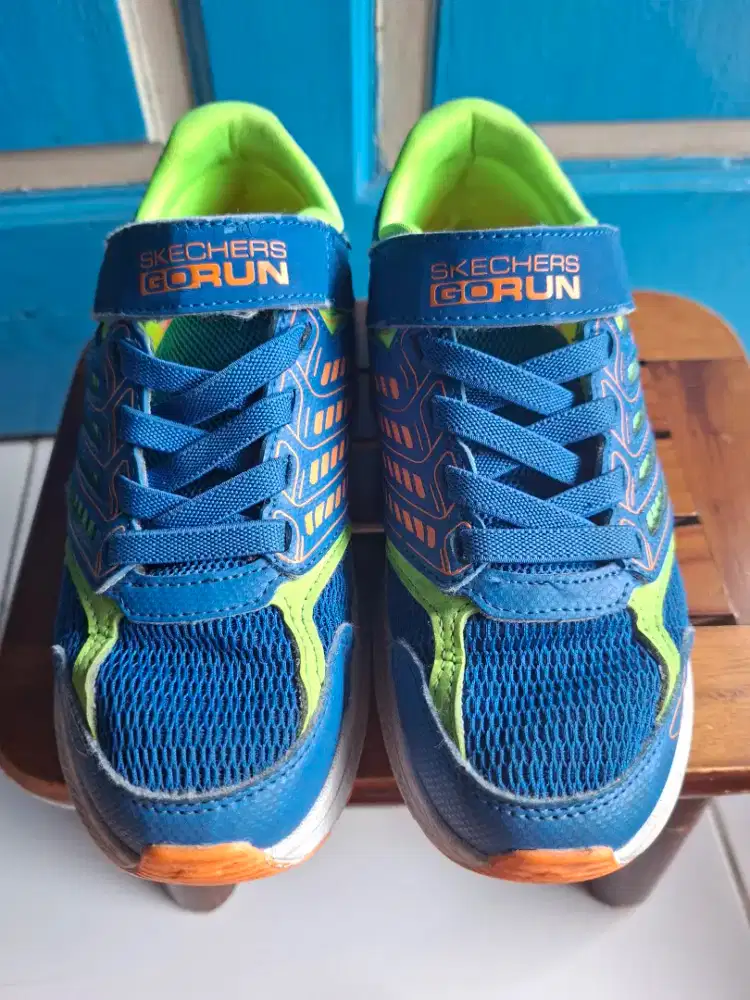 Sepatu biru sketcher