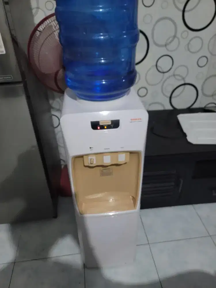 Dispenser panas dingin sanken