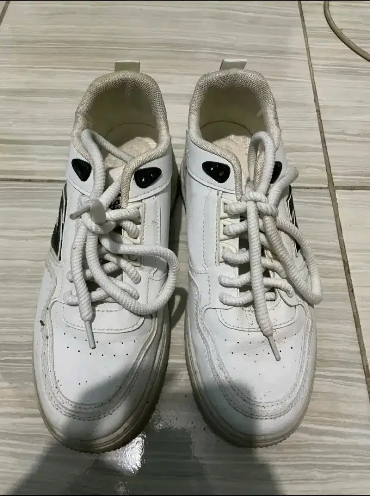 sepatu sekolah jalan - jalan