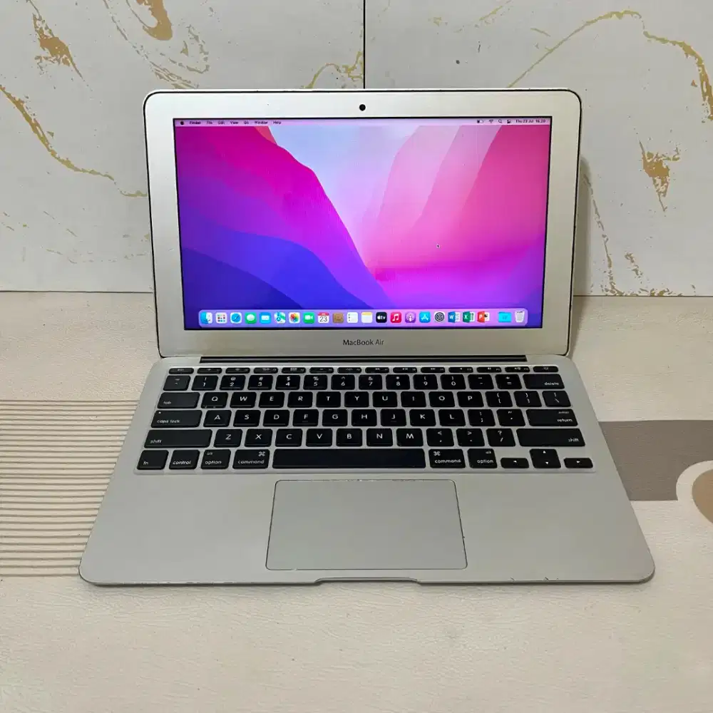 Macbook Air 11-inch, Early 2015 •Intel Core i5 Dual Core -4GB -SSD 256