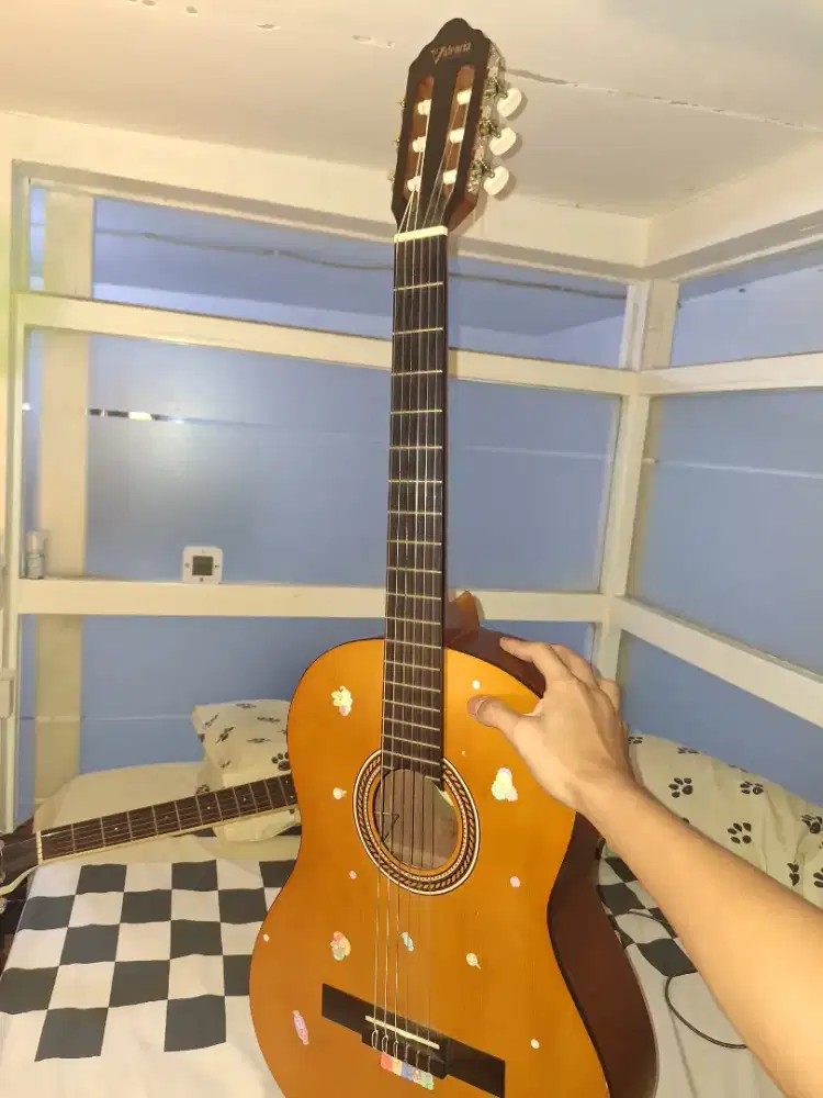 Gitar akustik valencia