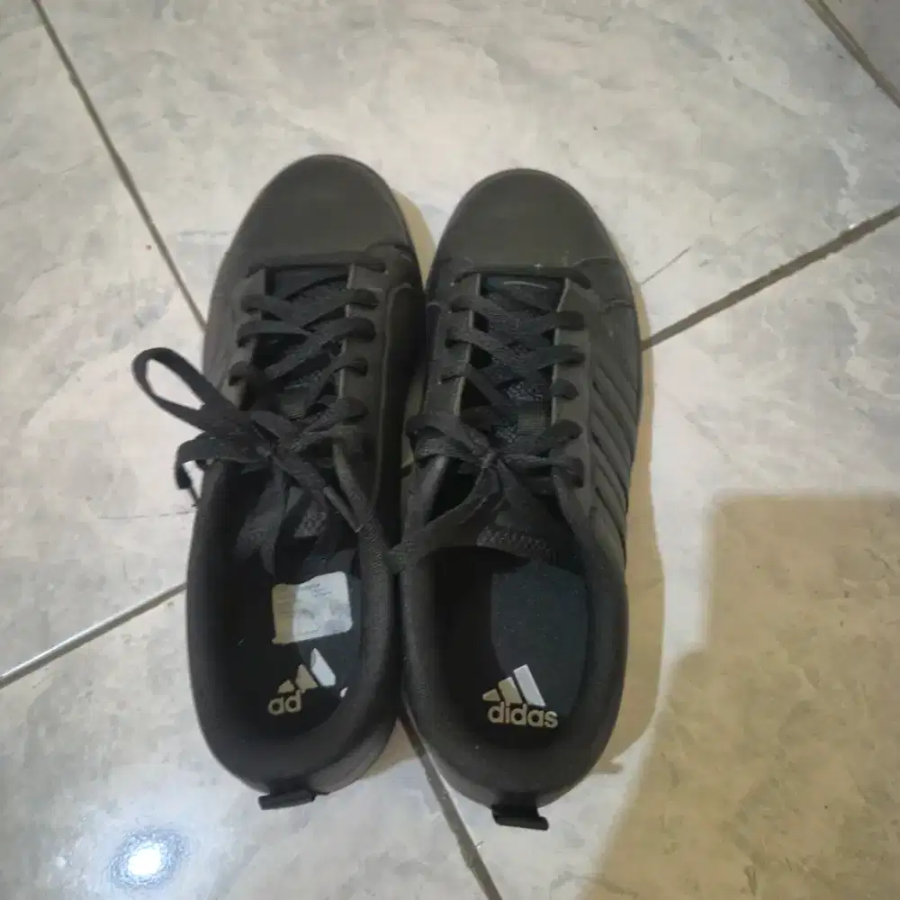 Jual cepat sepatu Adidas full black ORI like new