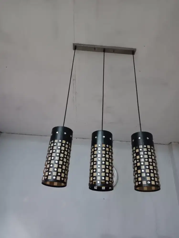 Lampu meja makan