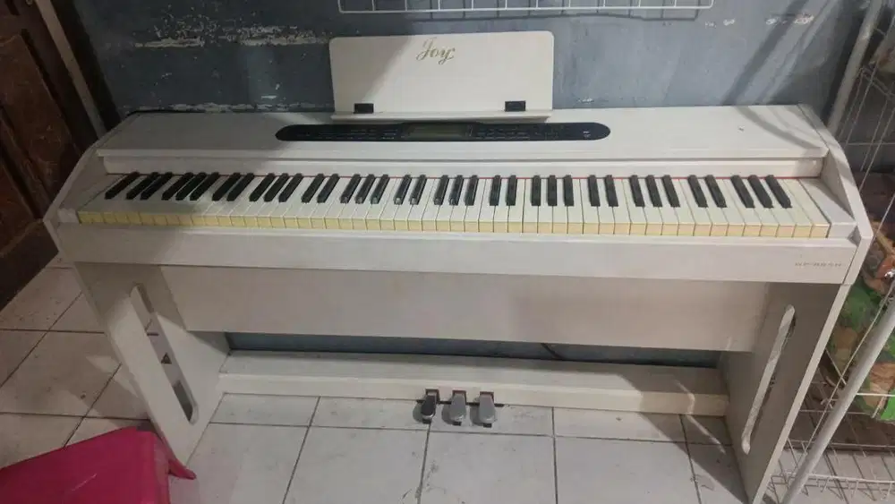 Piano merk Joy warna putih