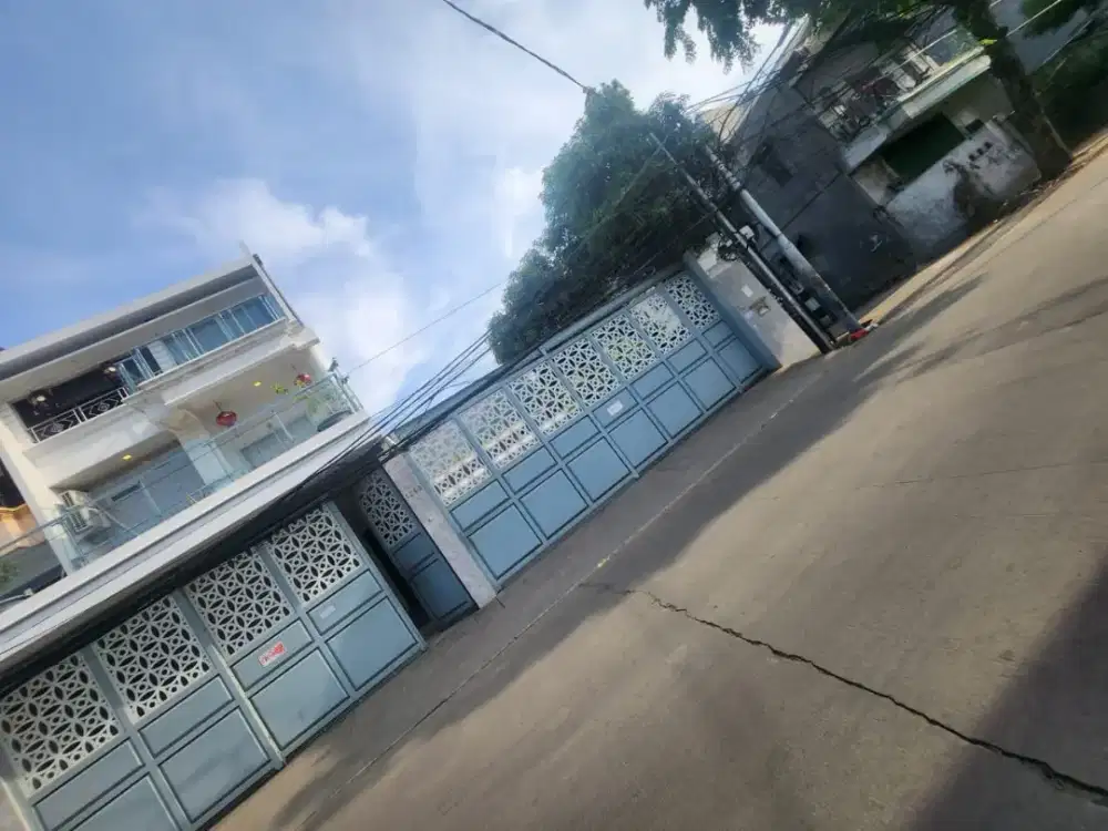 Rumah dijual tanah luas 340 meter bangunan 3 lantai 17meter x20 meter