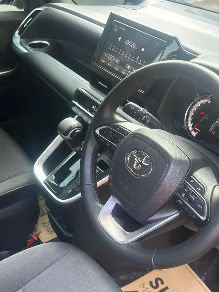 TOYOTA VOXY 2023
