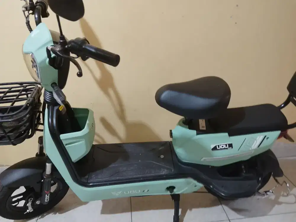 Sepeda listrik merek UOU 140s second