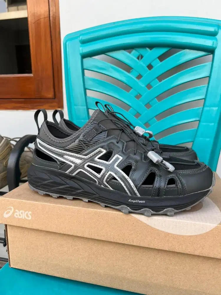 Sepatu asics sonoma