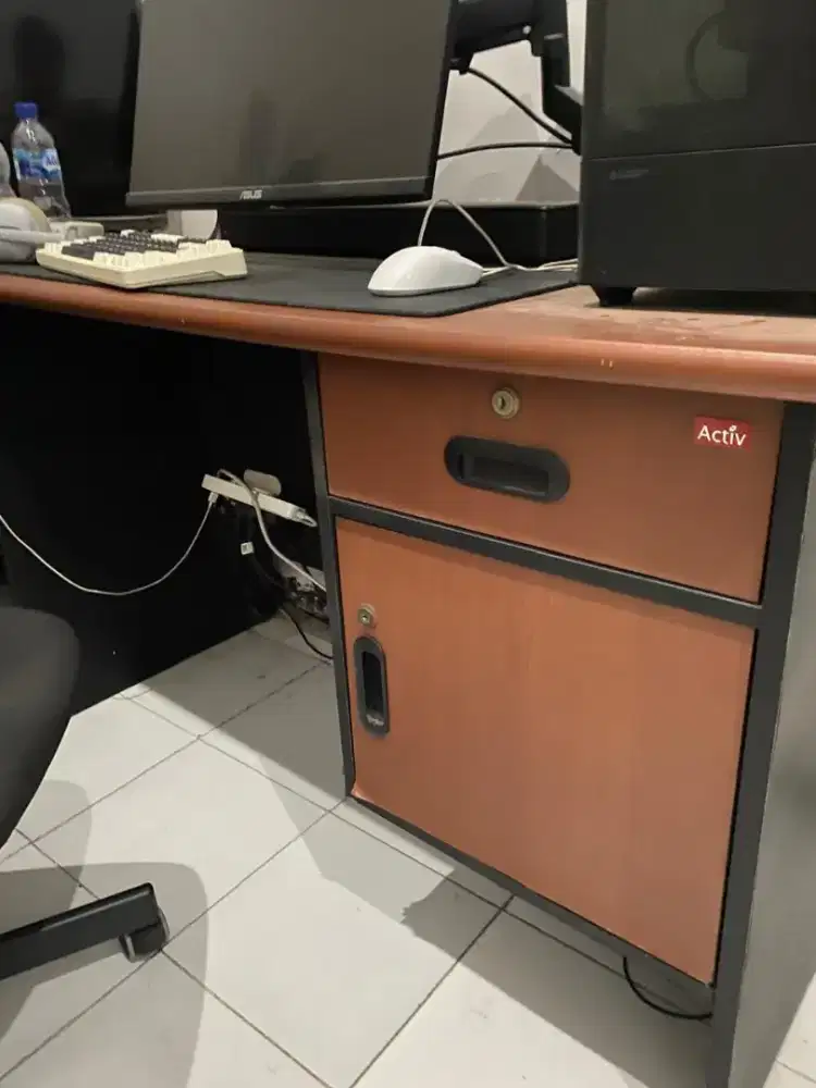 Meja kantor activ