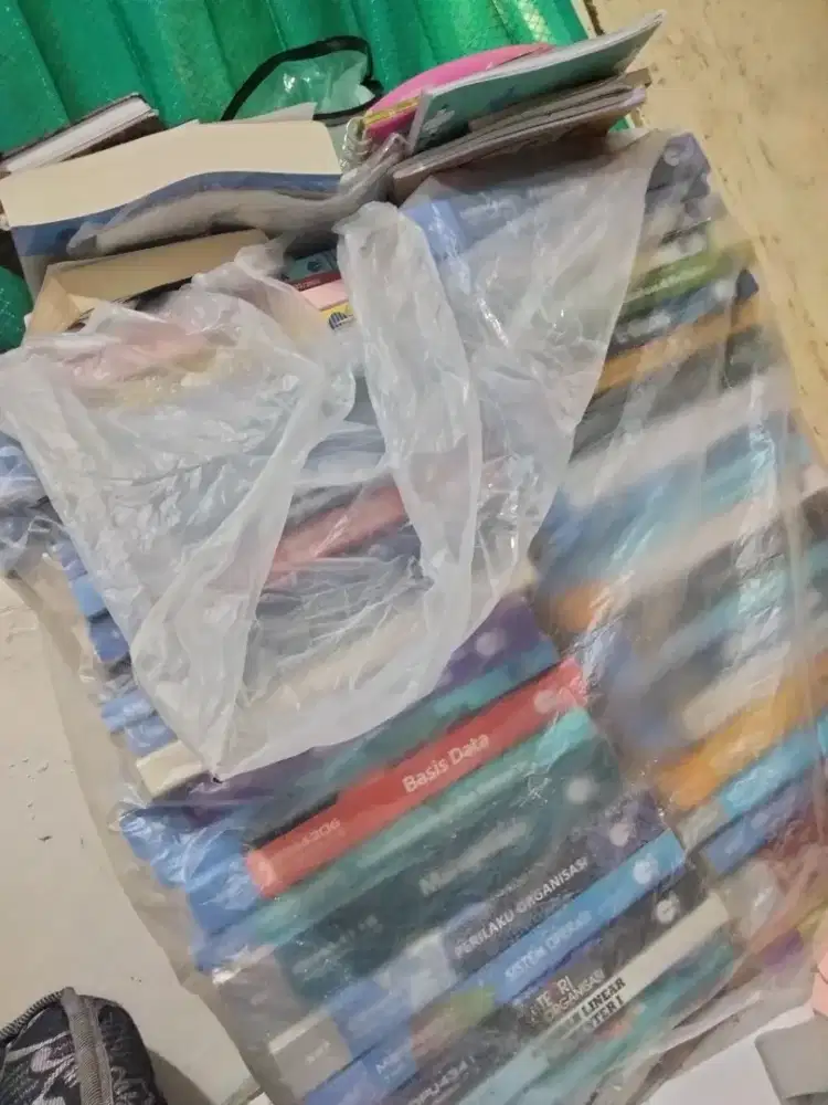 Buku bekas kuliah tapi masih banyak yang kondisi kek baru
