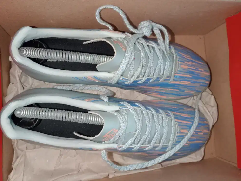 Sepatu sepakbola (specs) UK 39