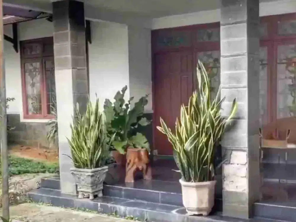 Dijual rumah kokoh luas 2 lantai pinggir jalan dekat kota strategis