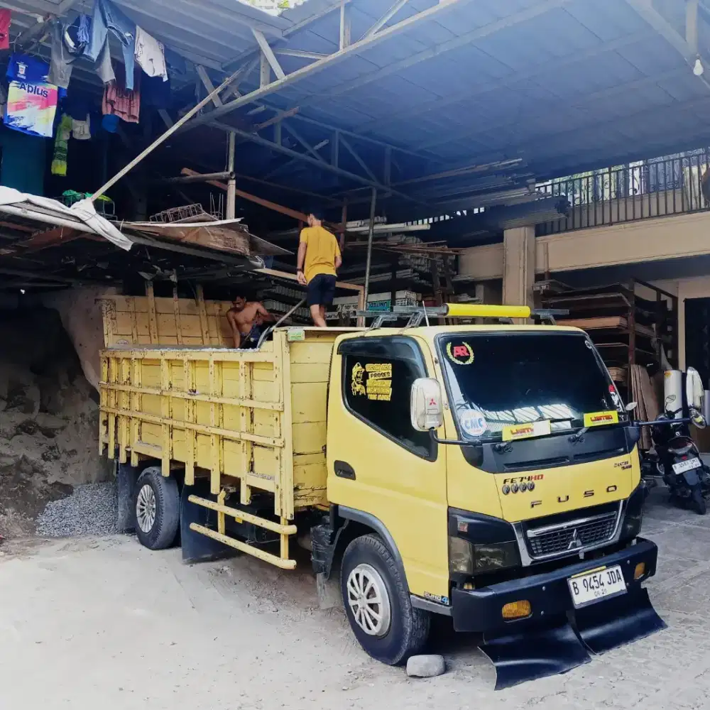 Supir matrial angkat barang berat